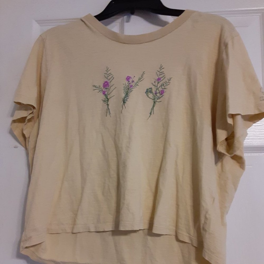 2/$30 Women's Plus Size Flowery Levi's Crop Shirts